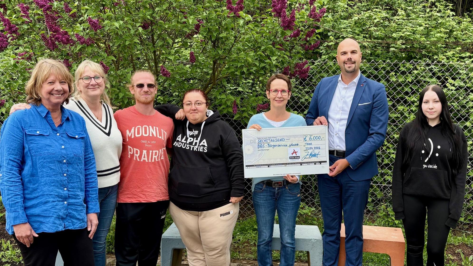 Herr Tittel übergibt symbolischen Scheck an Frau Berger vom Bürgerservice Trier