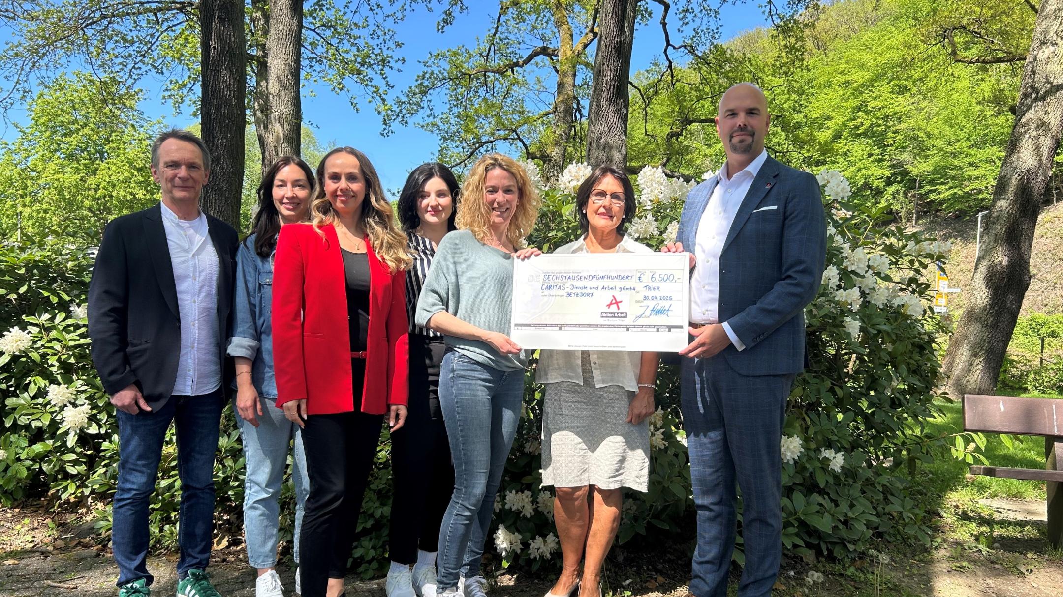 Symbolische Scheckübergabe beim Caritasverband Betzdorf