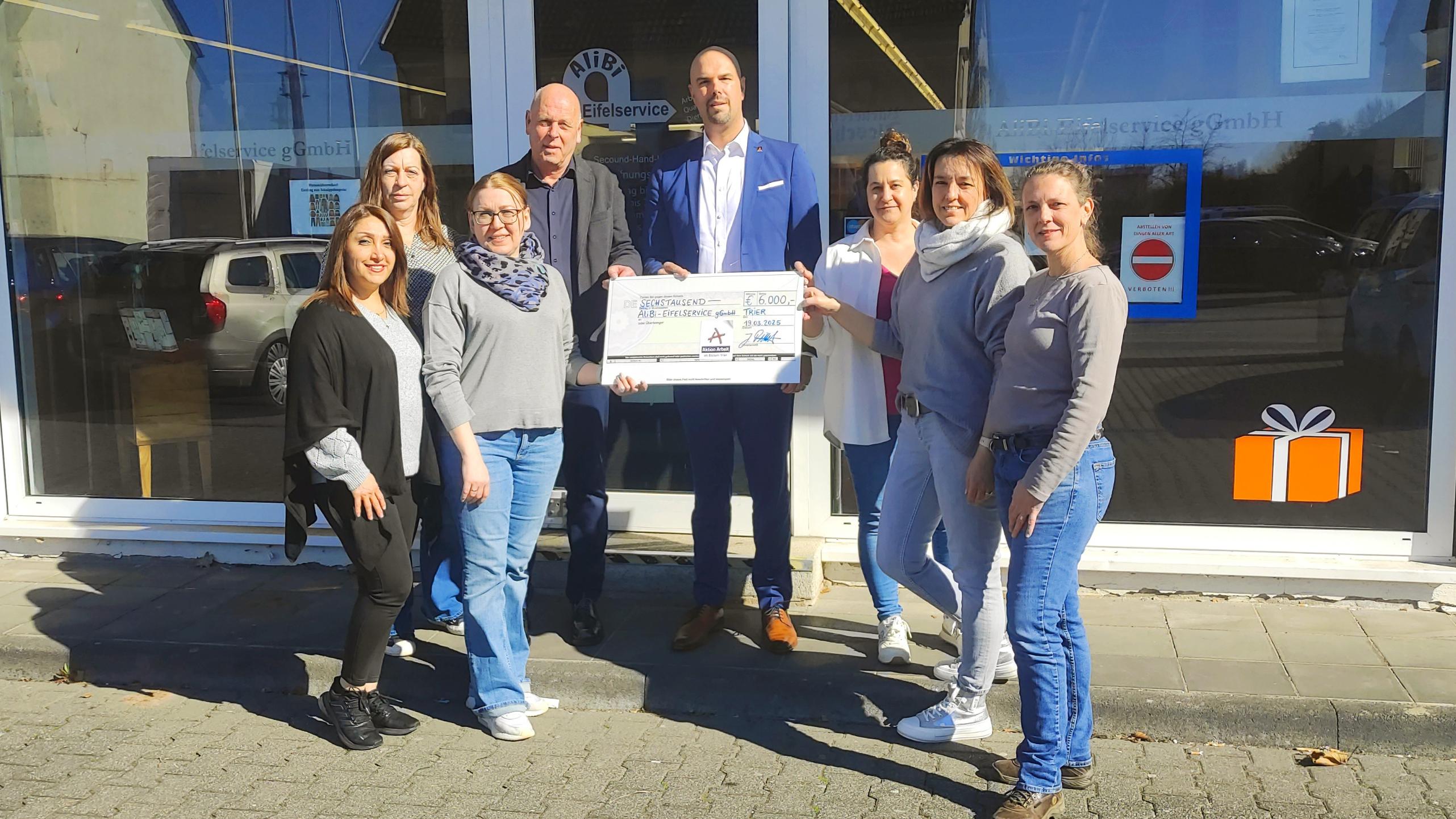 Scheckübergabe vor dem Second-Hand-Kaufhaus in Bitburg